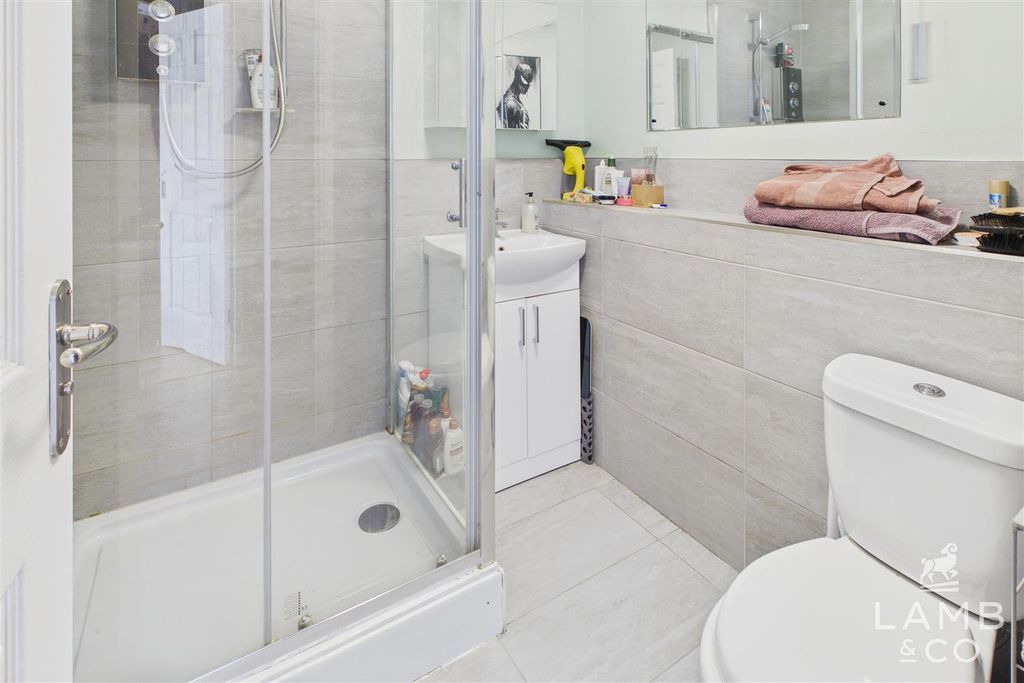Property photo 3 of 11 Bathroom