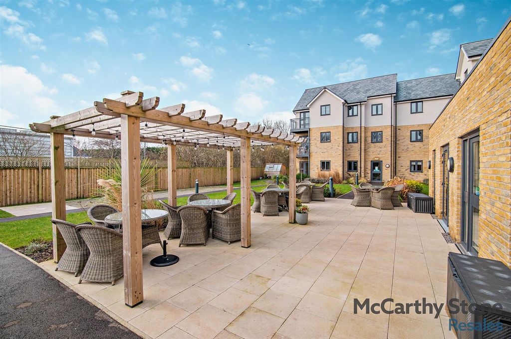 Property photo 2 of 17 Communal Gardens