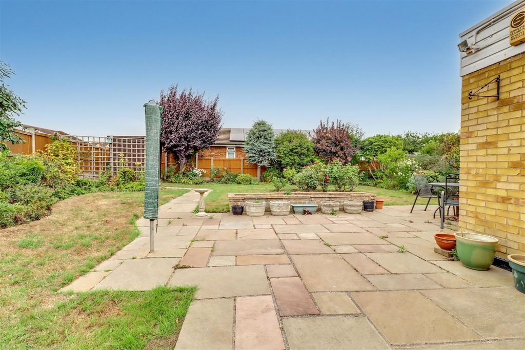 Property photo 2 of 19 9 Toppesfield Avenue-15.Jpg