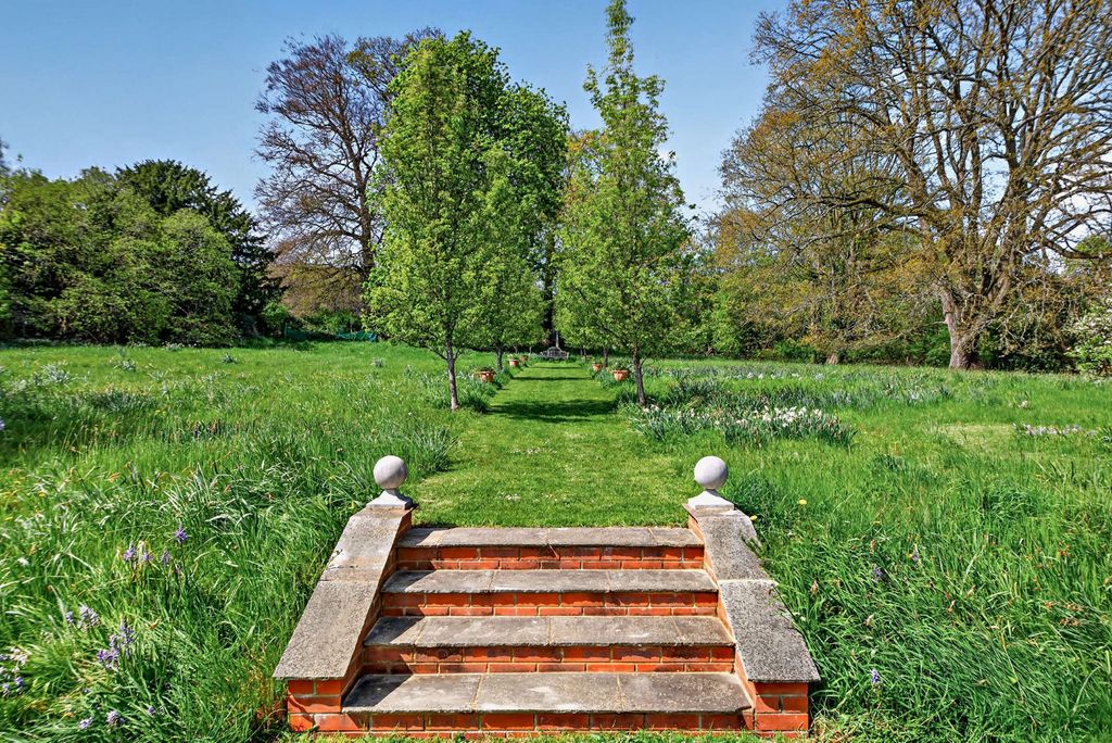 Property photo 2 of 19 Gardens