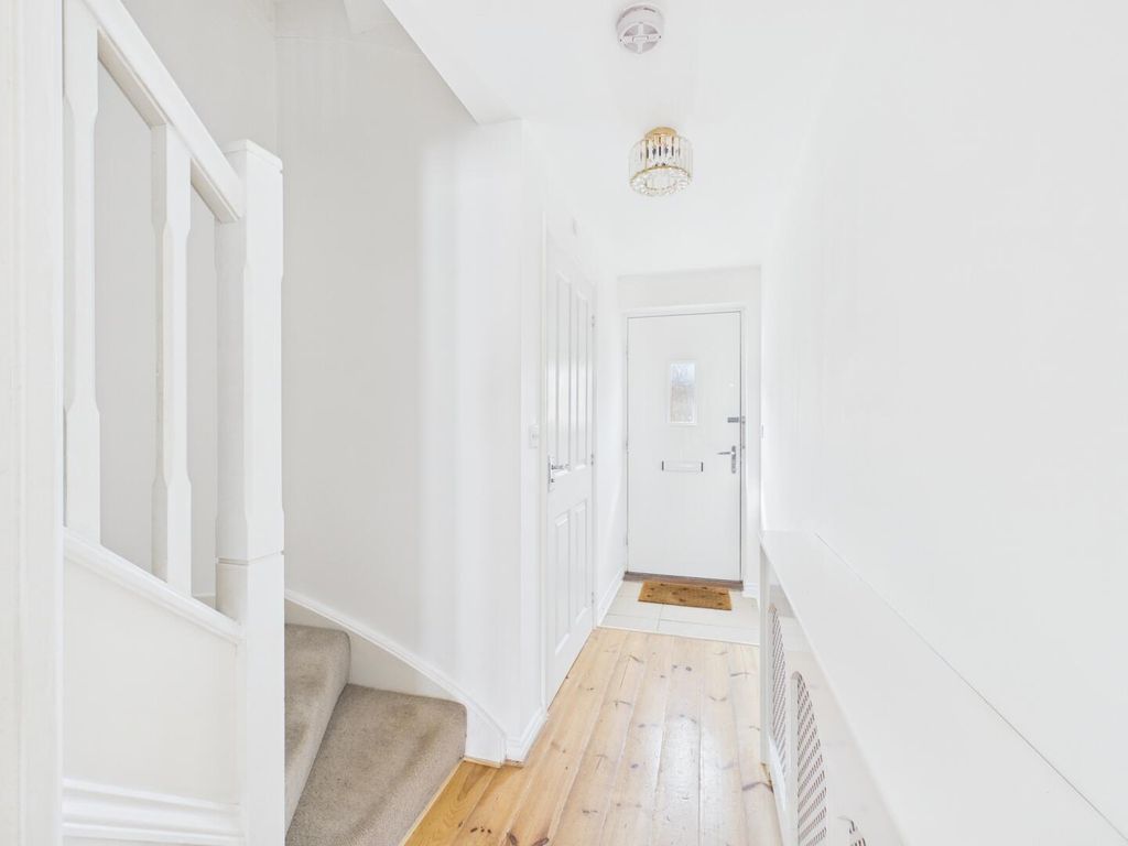 Property photo 2 of 19 Entrance Hall