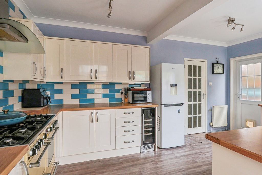 Property photo 3 of 17 Kitchen