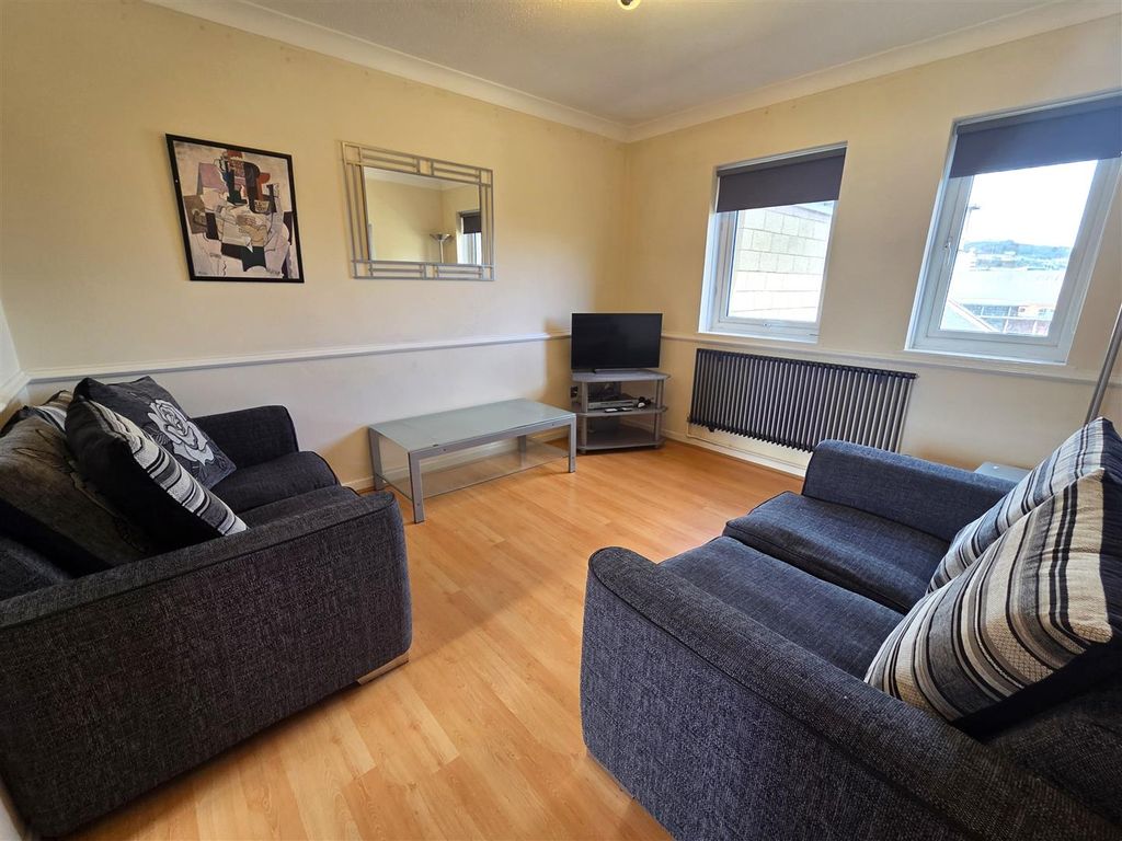 Property photo 3 of 12 Lounge.Jpg