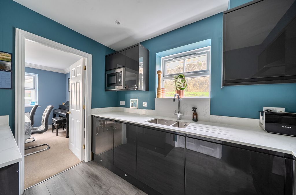 Property photo 2 of 18 1431463-11-69B82c...