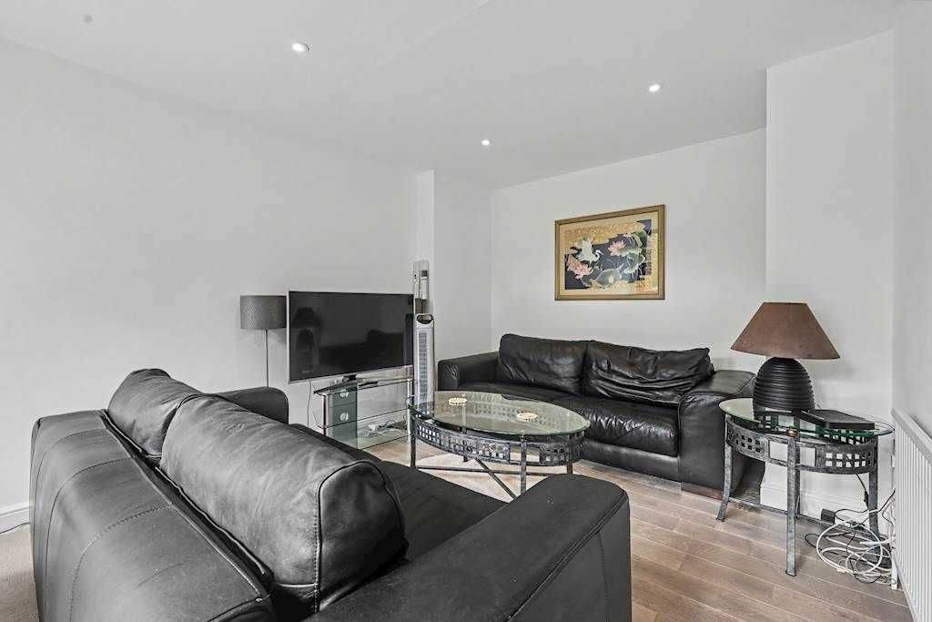 Property photo 2 of 16 Lounge