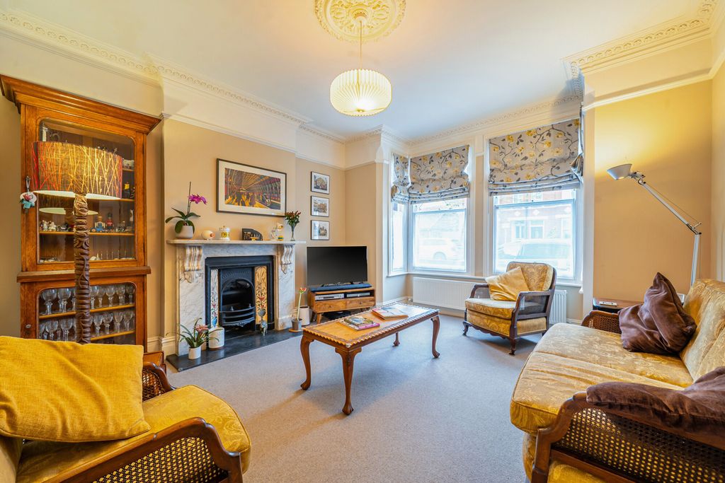 Property photo 3 of 20 Reception