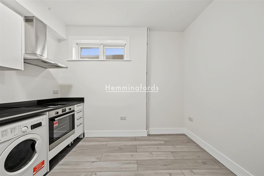 Property photo 3 of 15 Flat 2, 424 West Green Road N15 3Pu-With Watermark