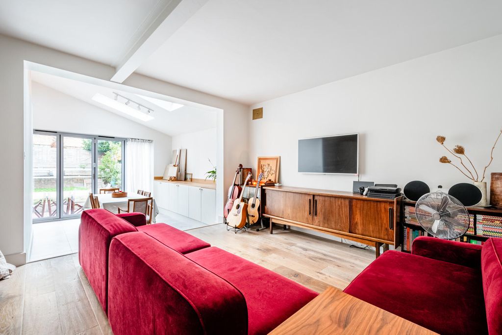Property photo 1 of 18 Living Room