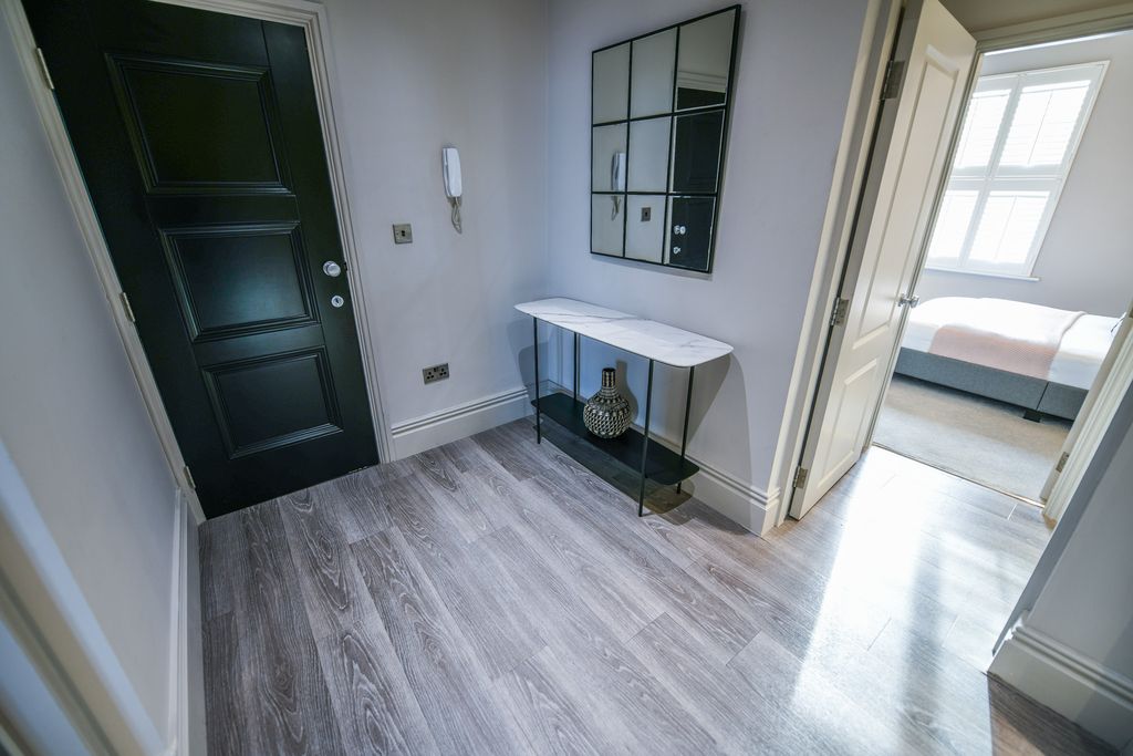 Property photo 3 of 16 Entrance Hall