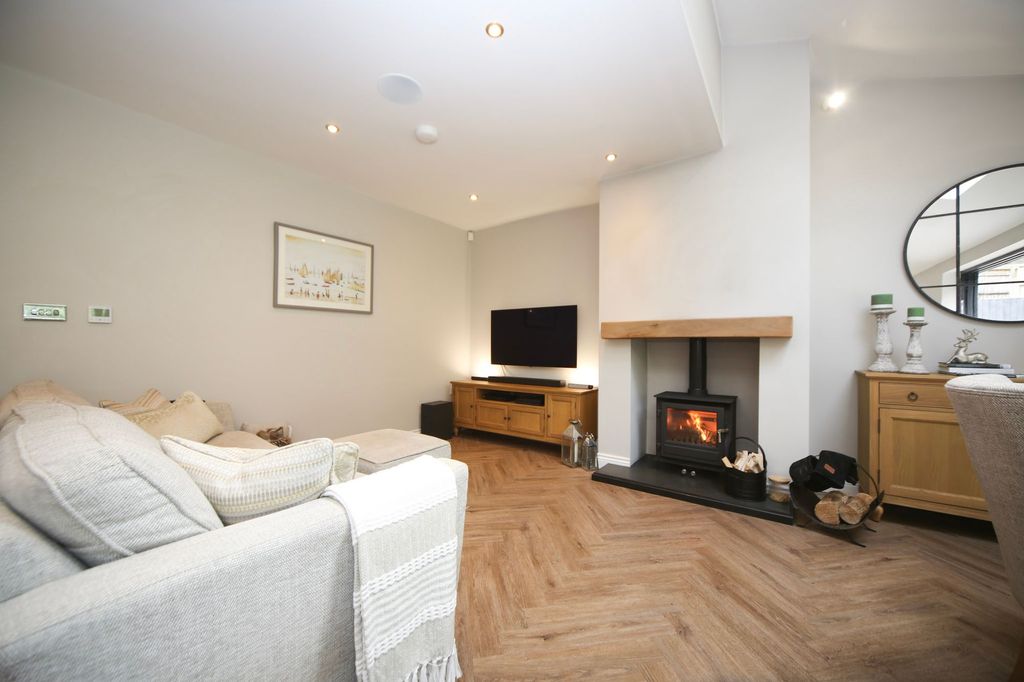 Property photo 2 of 33
