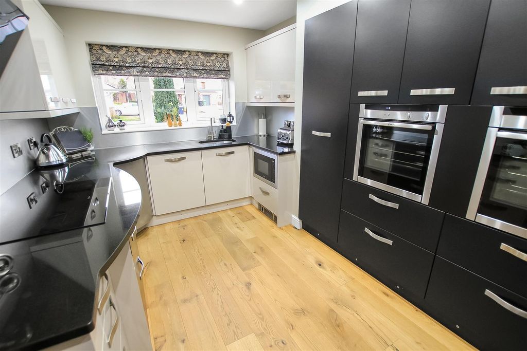 Property photo 2 of 17 Kitchen (1).Jpg