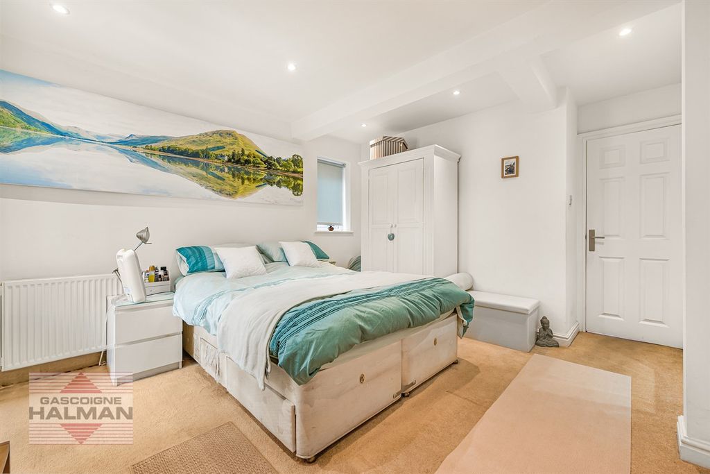 Property photo 2 of 18 Bedroom One