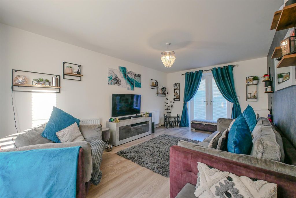 Property photo 3 of 17 Lounge