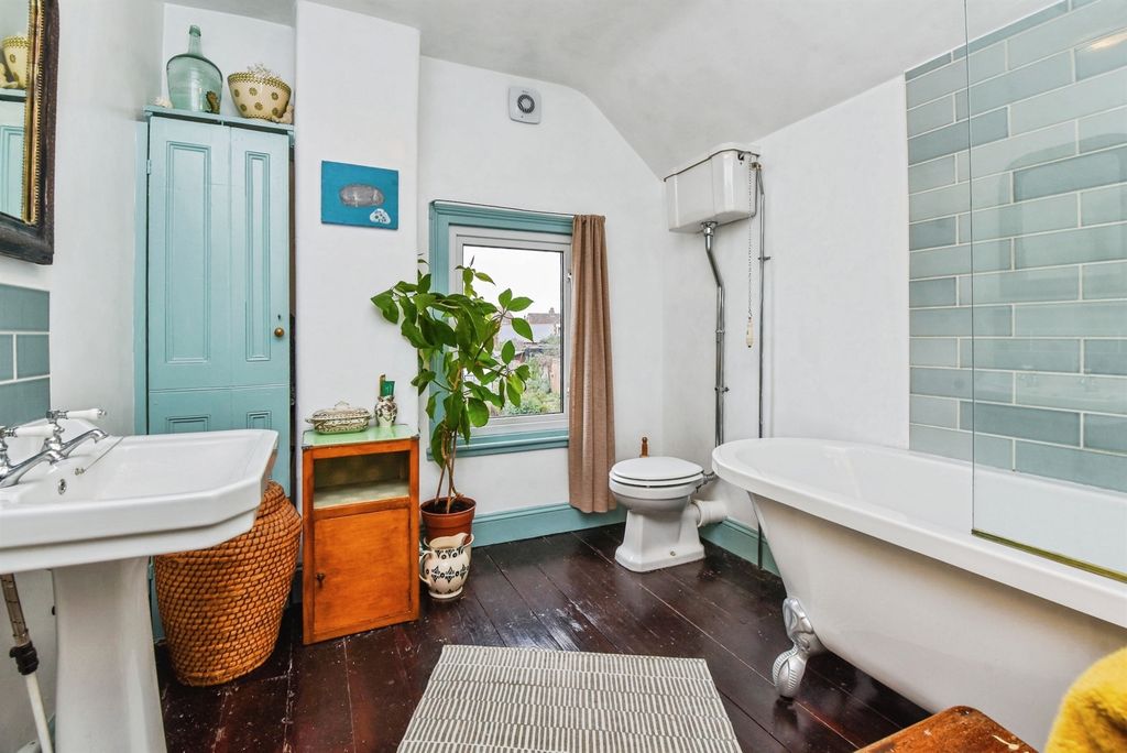 Property photo 3 of 11