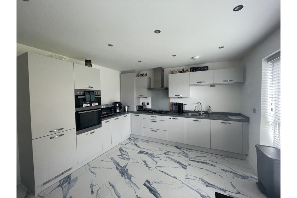 Property photo 3 of 21 Kitchen