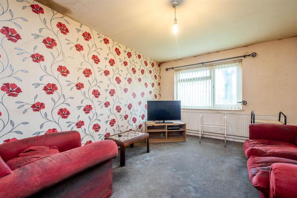 Property photo 3 of 11 Lounge