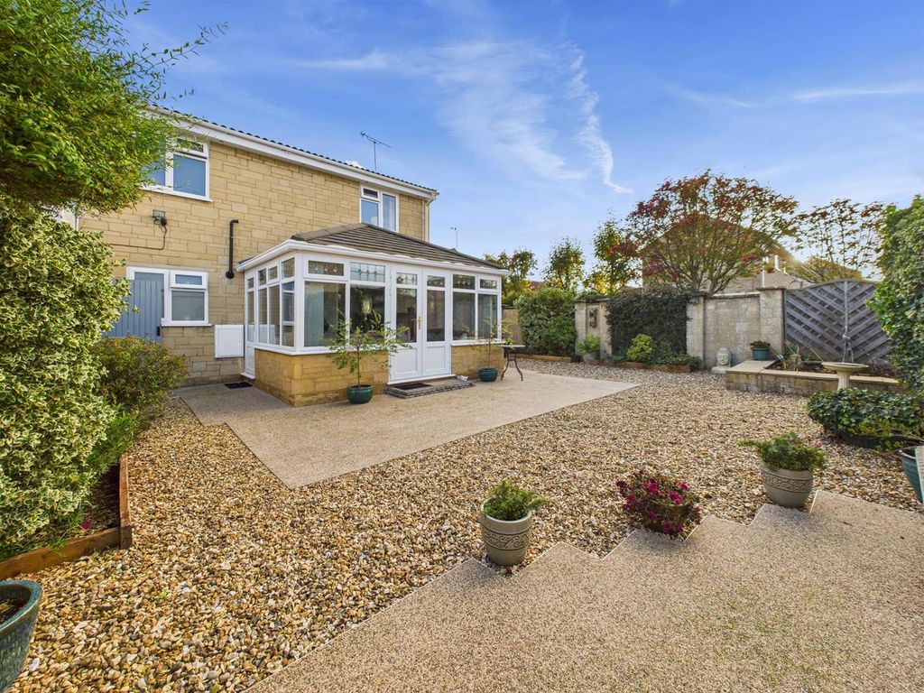 Property photo 2 of 12 Garden