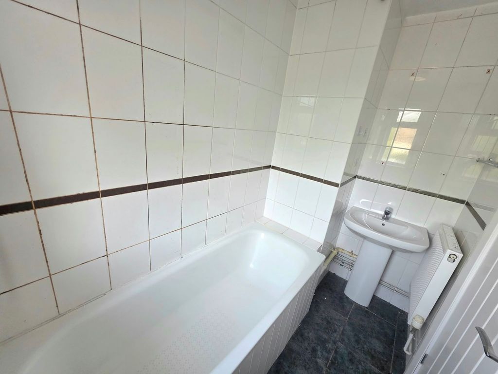 Property photo 2 of 16 Bathroom