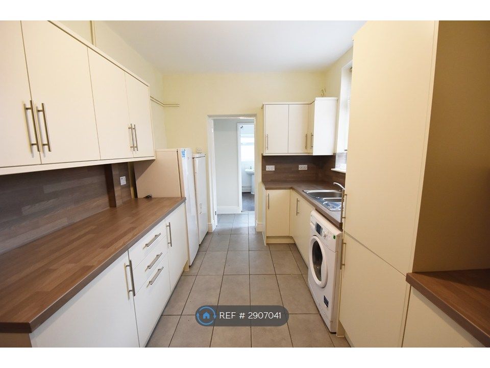 Property photo 2 of 7 Kitchen