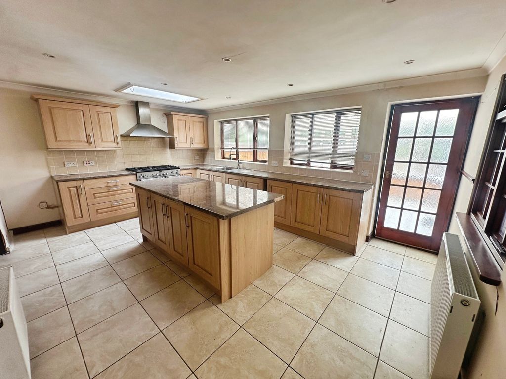 Property photo 2 of 19 Kitchen
