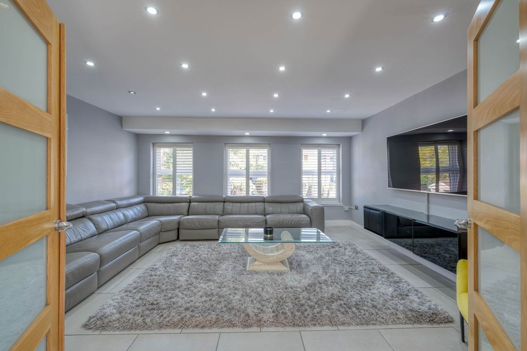 Property photo 3 of 23