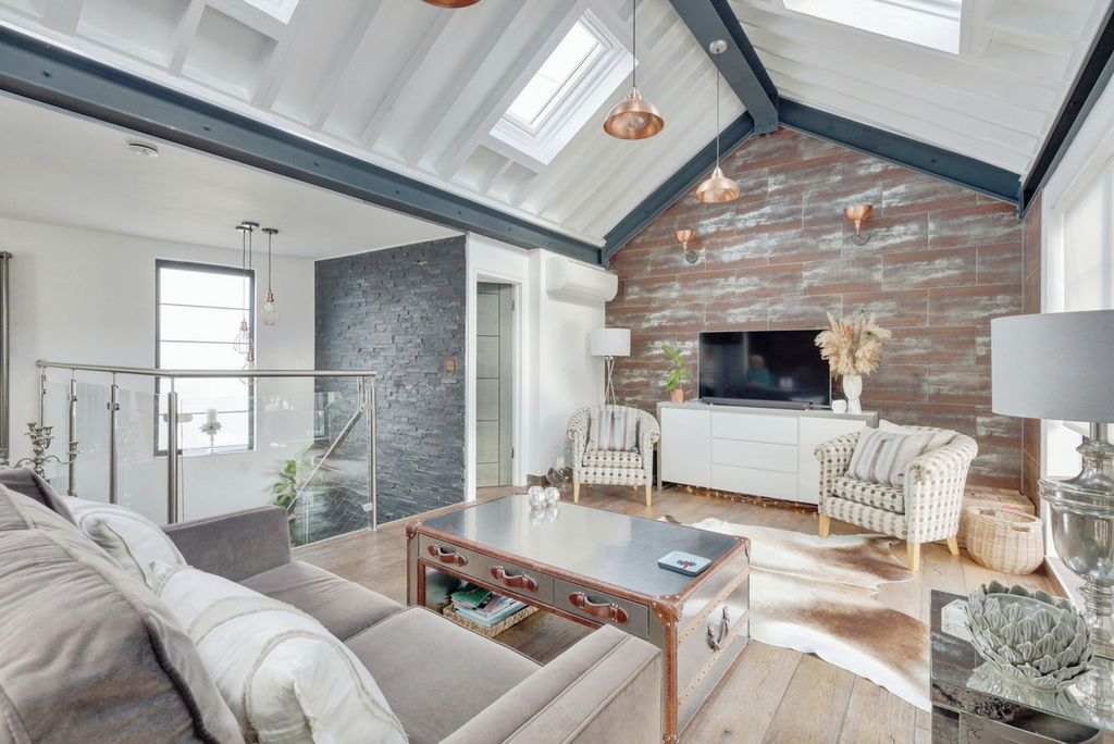 Property photo 3 of 31