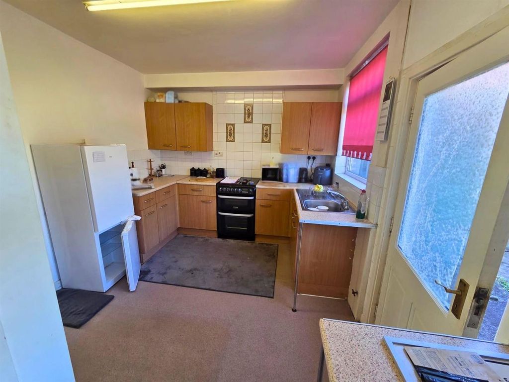 Property photo 2 of 9 51 Newark - Kitchen 2.Jpg