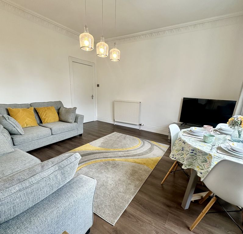 Property photo 2 of 9 Living 25