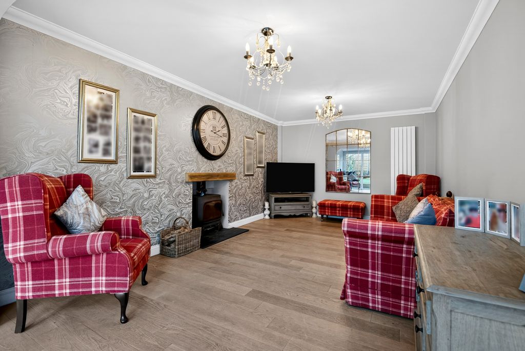 Property photo 3 of 20 Lounge