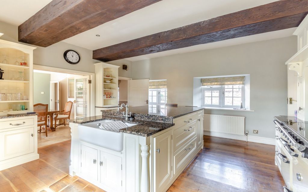Property photo 3 of 18 Kitchen
