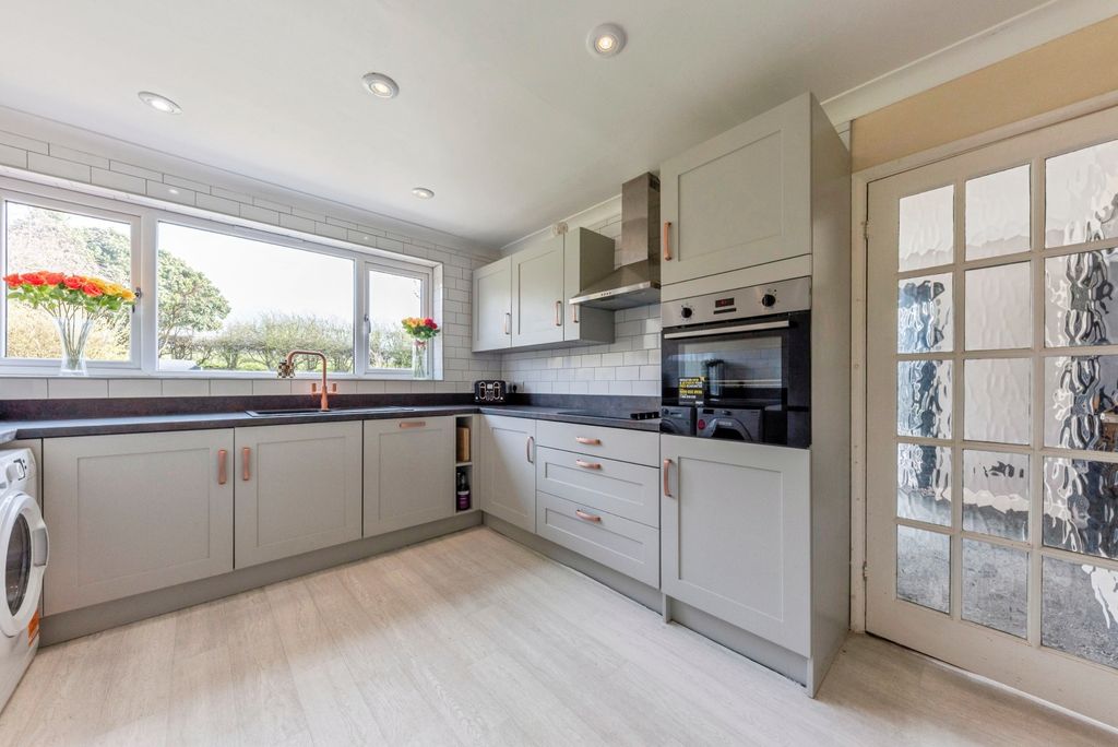 Property photo 2 of 18 46_Saltersford_Road-25