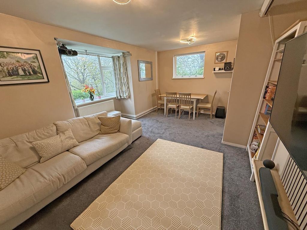 Property photo 3 of 23 Fountains Crescent 22 Lounge Dining Room 4...Jpg