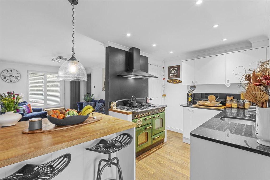 Property photo 3 of 15 15 Portway Drive, Hp12 4Au-7.Jpg