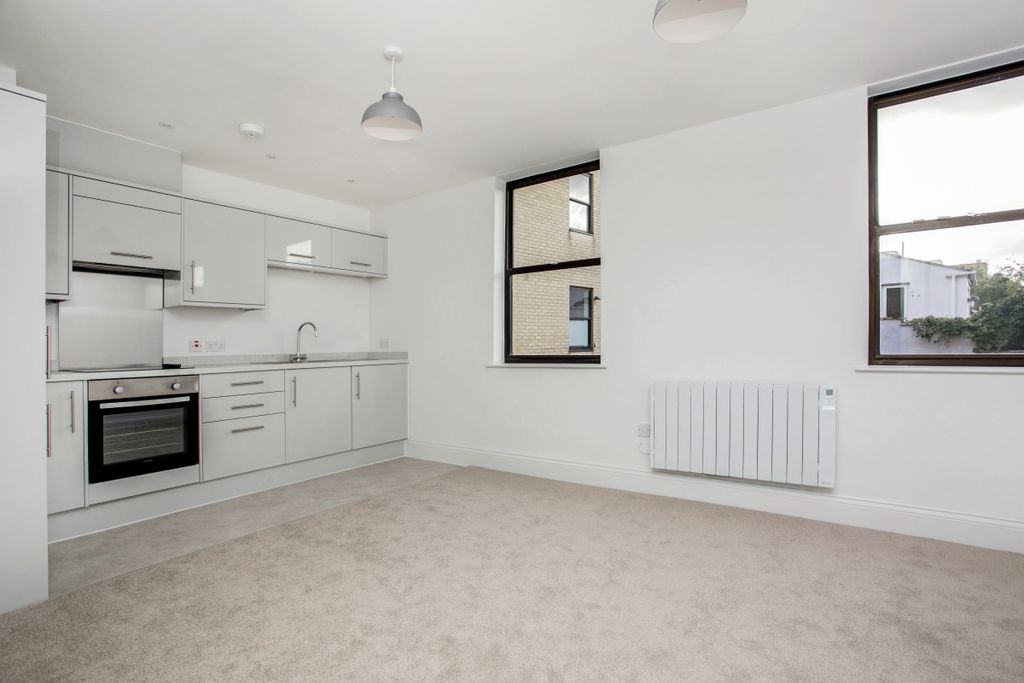 Property photo 2 of 9 Flat 5 Gainsborou...