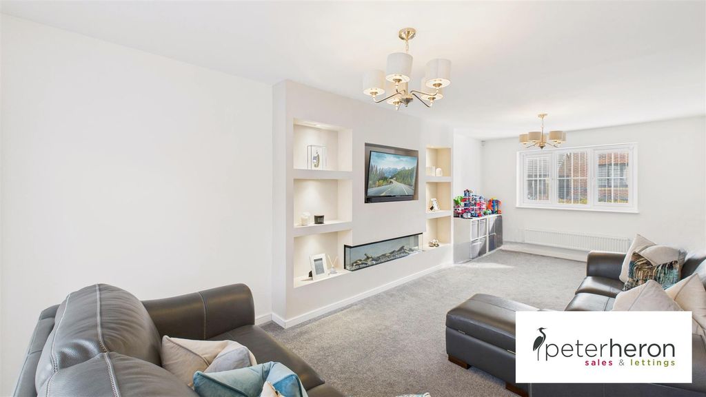 Property photo 2 of 32 Lounge