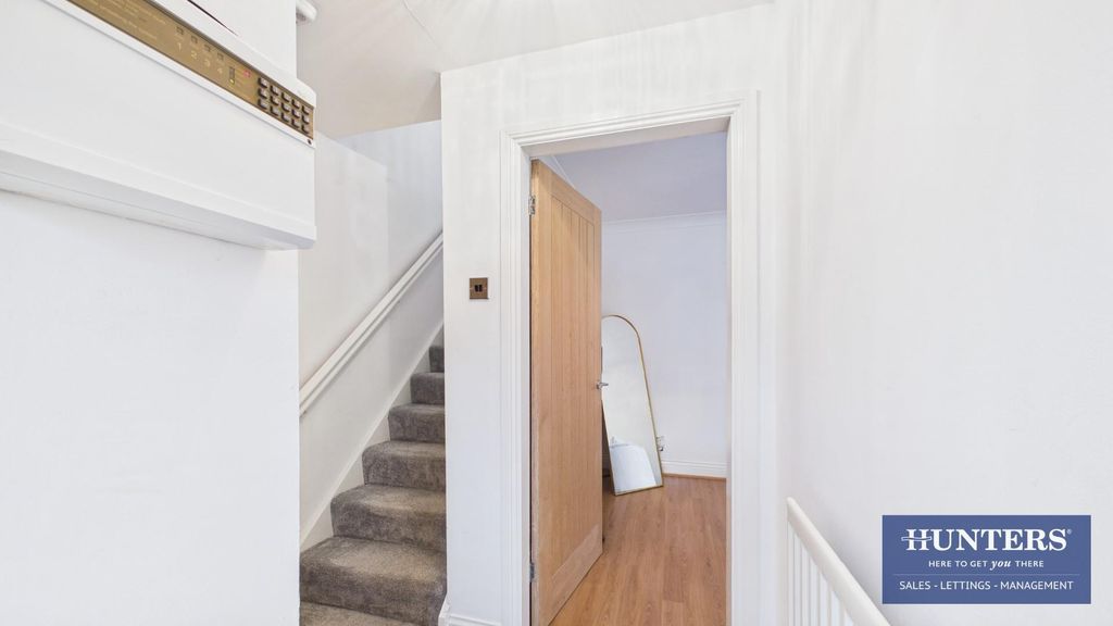 Property photo 2 of 18 Hallway