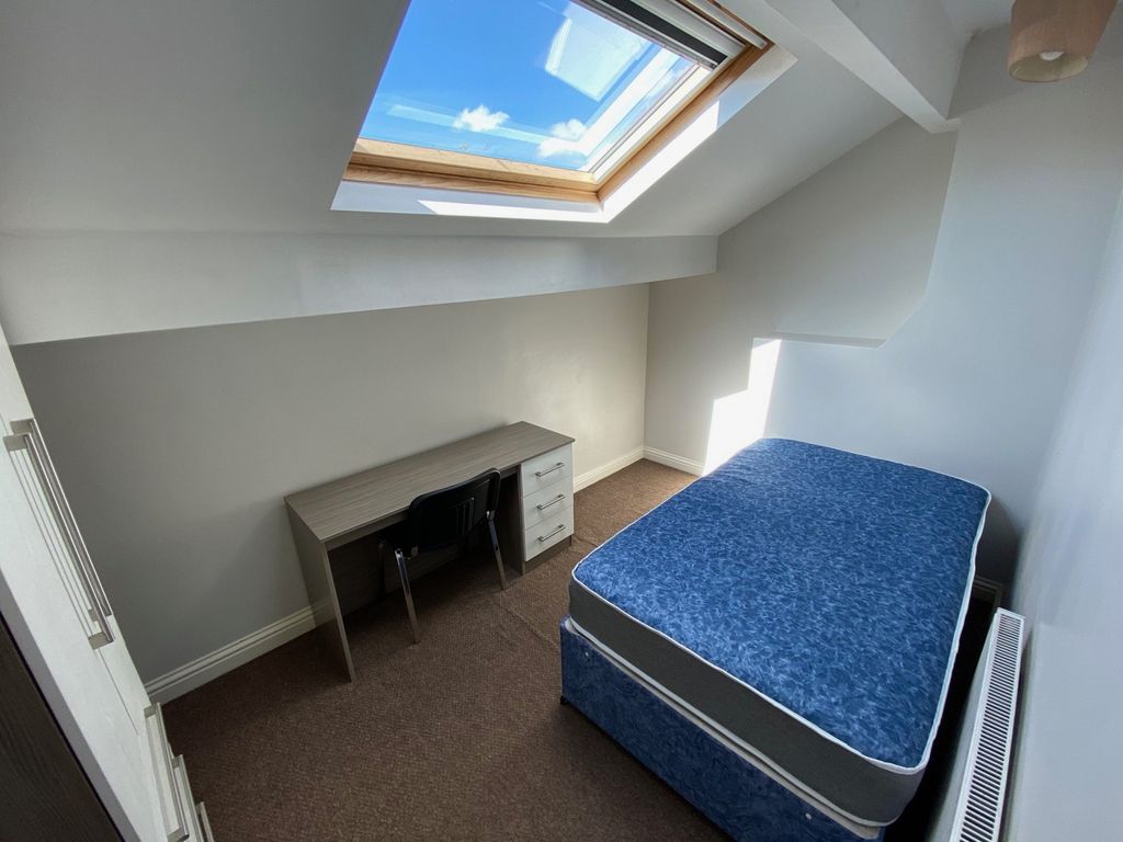 Property photo 1 of 11 A Bright And Inviting Double Bedroom Featuring A S...