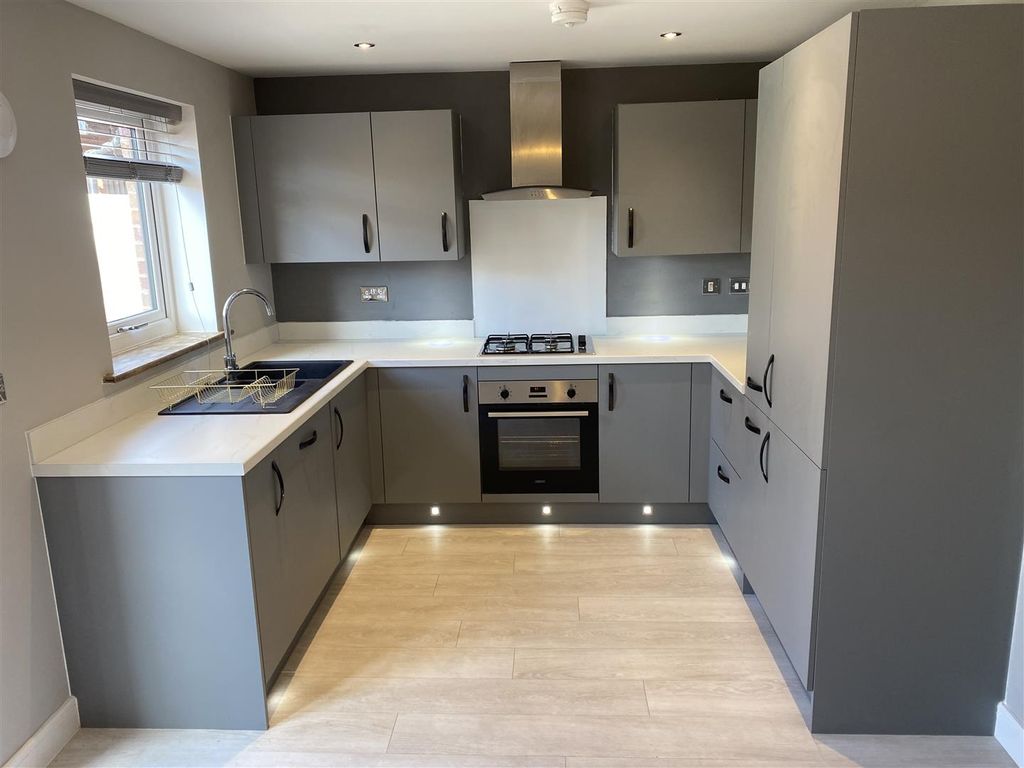 Property photo 3 of 11 Dining Kitchen