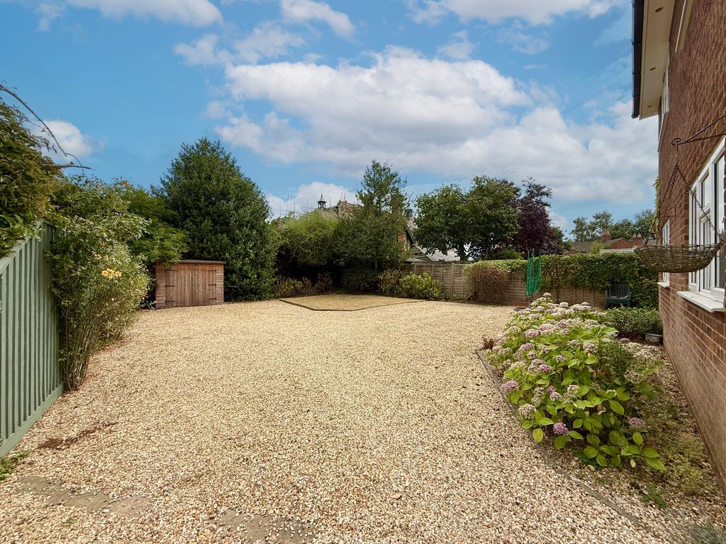 Property photo 3 of 10 Parking/Garden