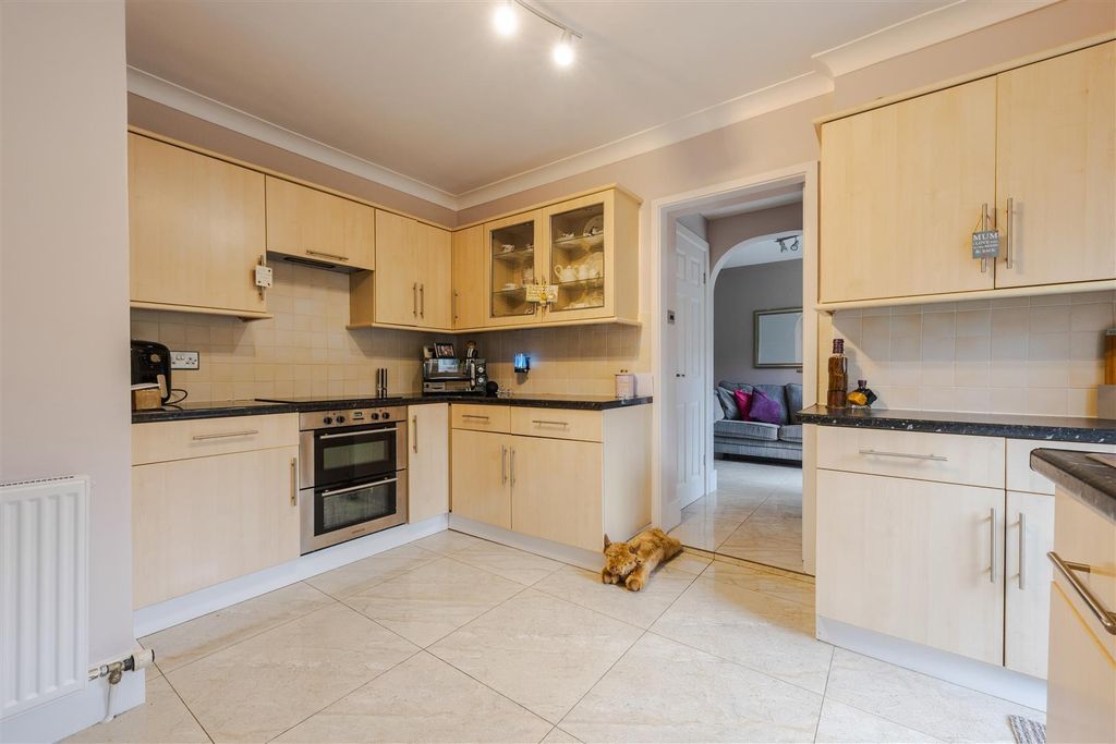 Property photo 3 of 21 Kitchen