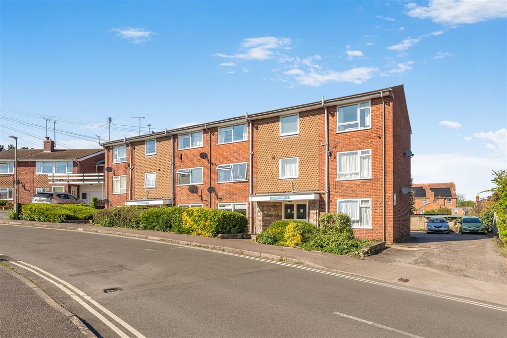 Property photo 1 of 9 10 Leighsanee Court, Banbury-3.Jpg