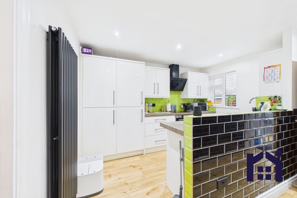 Property photo 2 of 17 Kitchen