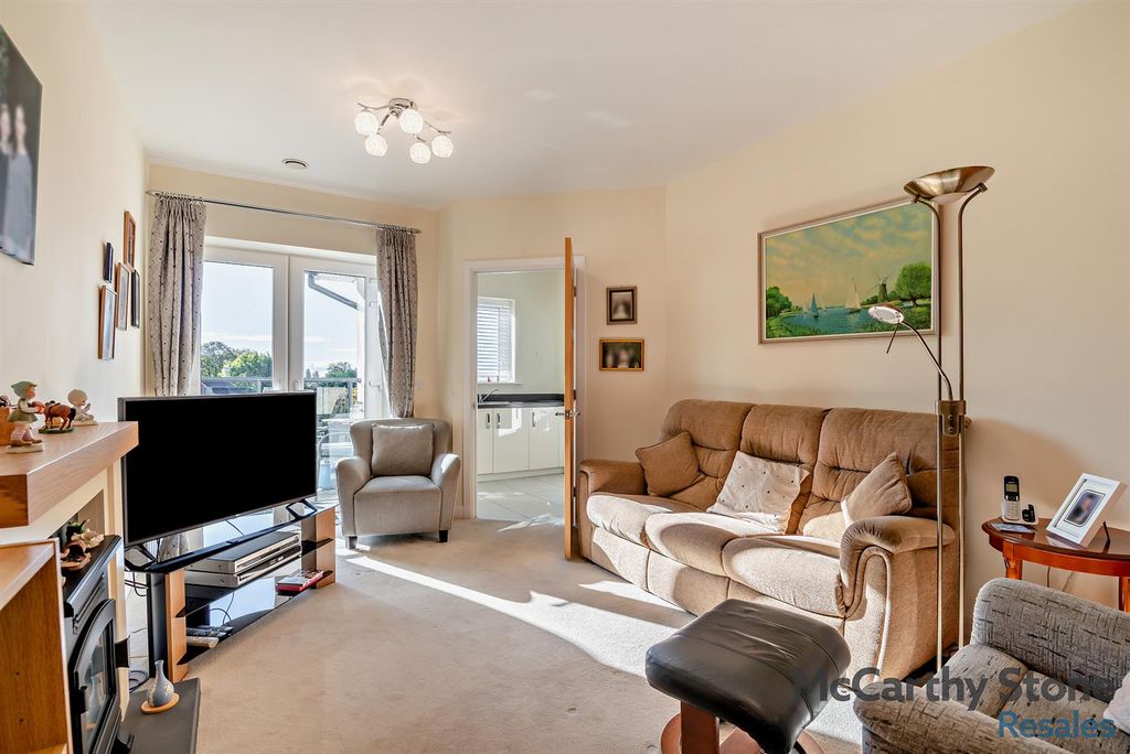 Property photo 3 of 33 8668102-Interior03-800.Jpg