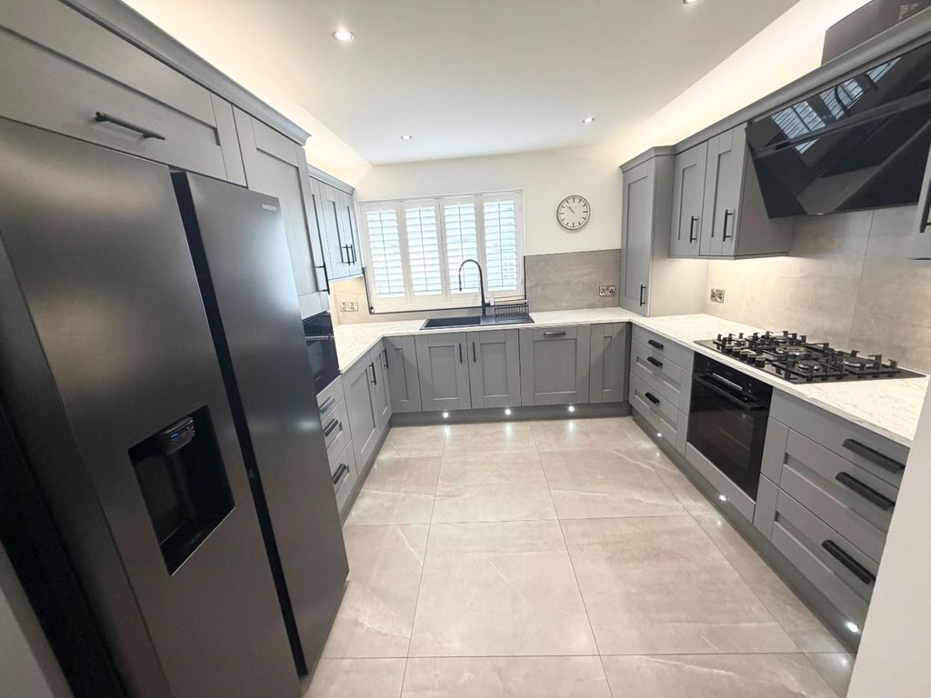 Property photo 3 of 12 Kitchen/Dining