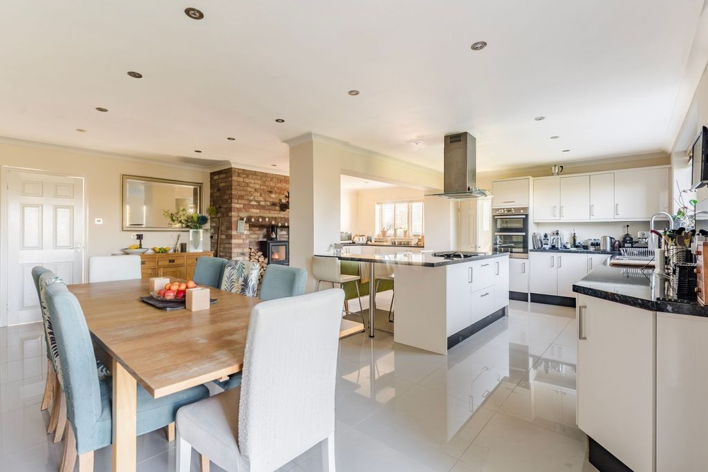 Property photo 2 of 30