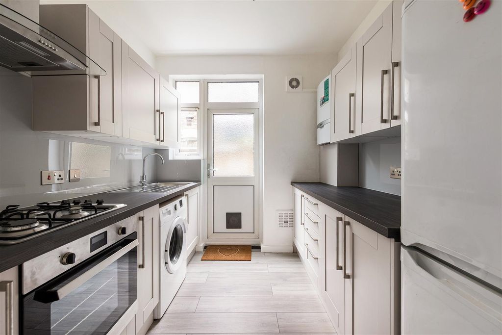 Property photo 3 of 17 Brettenham Road, E17