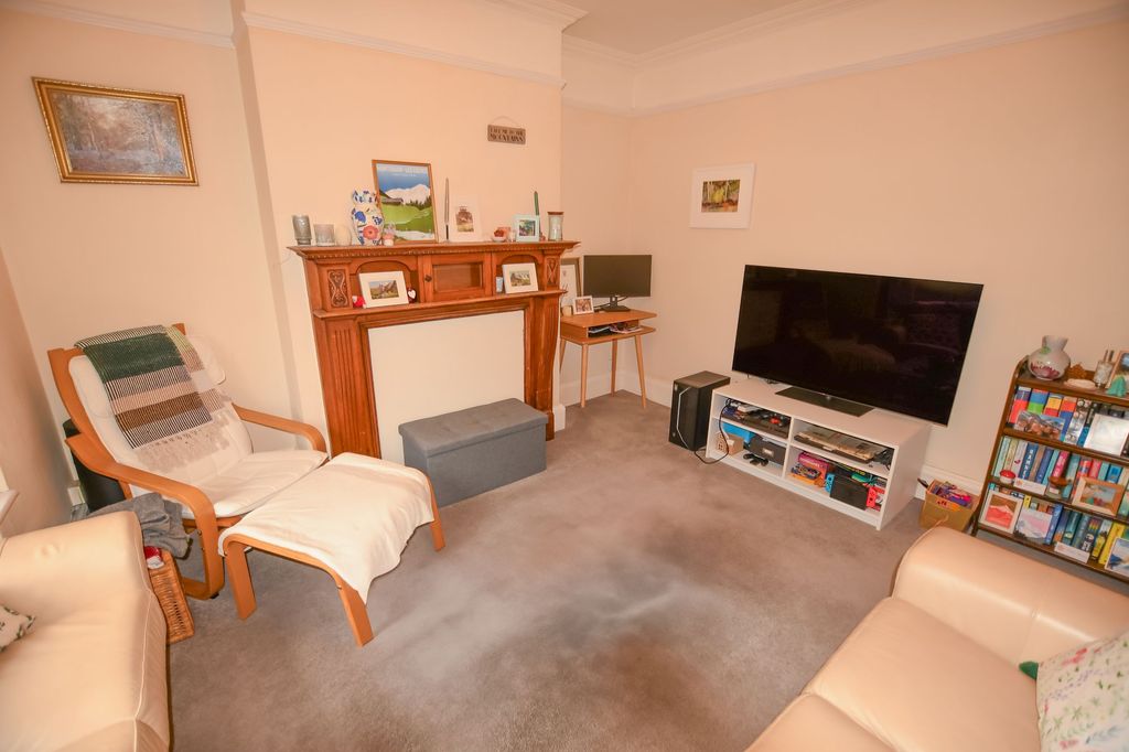 Property photo 3 of 8 Lounge