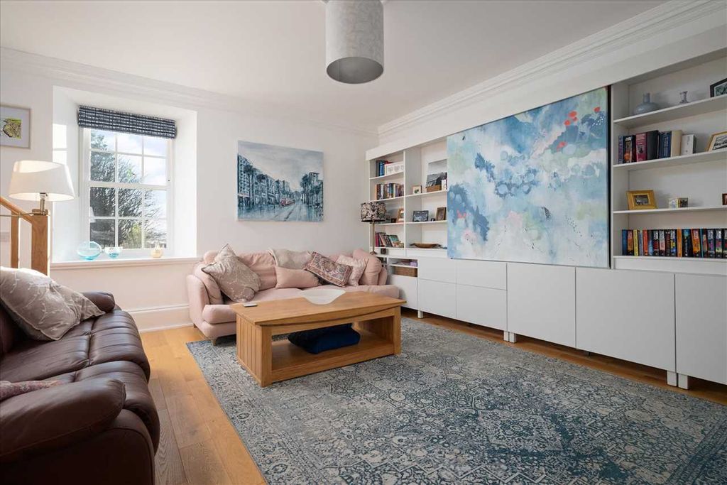 Property photo 2 of 32 Lounge