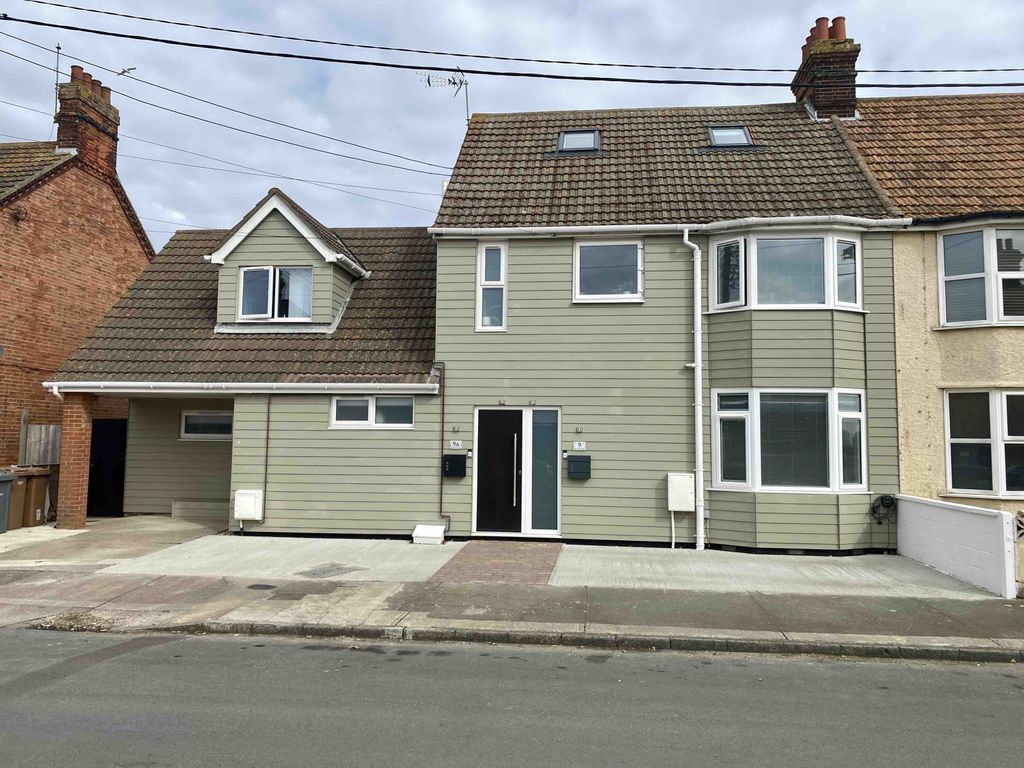 Property photo 1 of 27 Investors Only - 2 Bedroom Ground Floor Flat For Sale - Felixstowe - Wainwrights