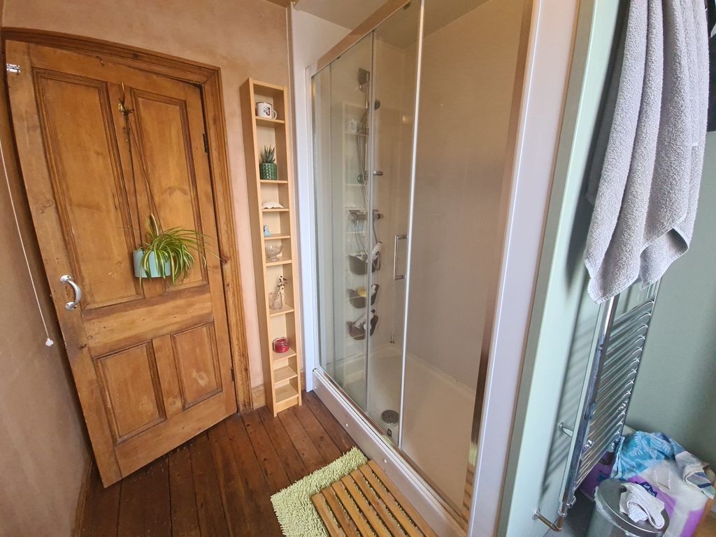 Property photo 2 of 9 A Bright And Well-Maintained Bathroom Suite Featur...